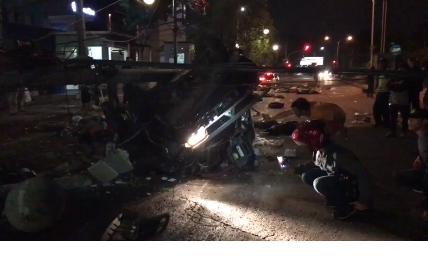 Kecelakaan Tunggal Mobil Pick Up Tabrak Tiang Listrik Di Jalan Riau